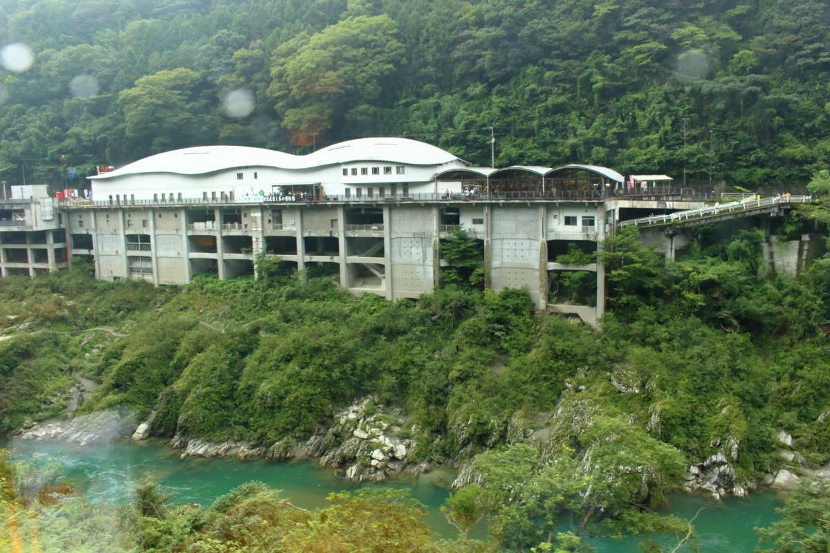 対岸にある「道の駅 大歩危」