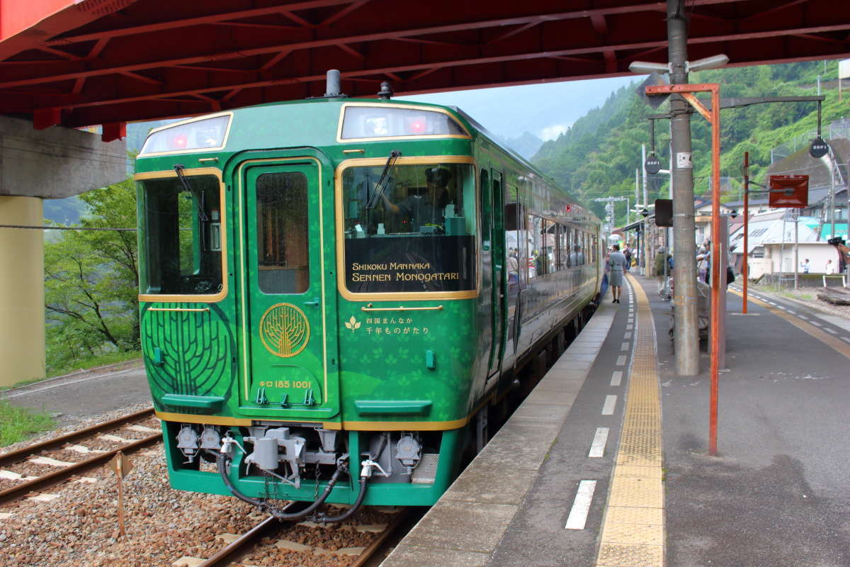 「四国まんなか千年ものがたり」は２時間半の旅を終えて、終点の大歩危駅に到着