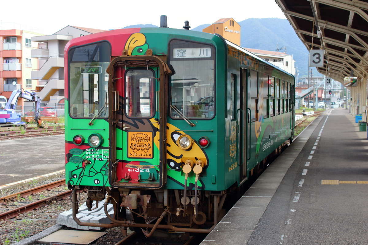 宇和島駅で発車を待つ予土線「海洋堂ホビートレイン」