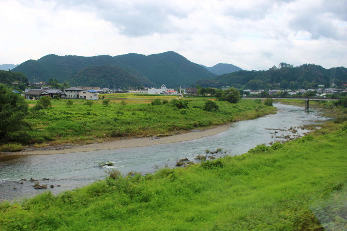 田園風景の中に三間川をときおり見ることができます