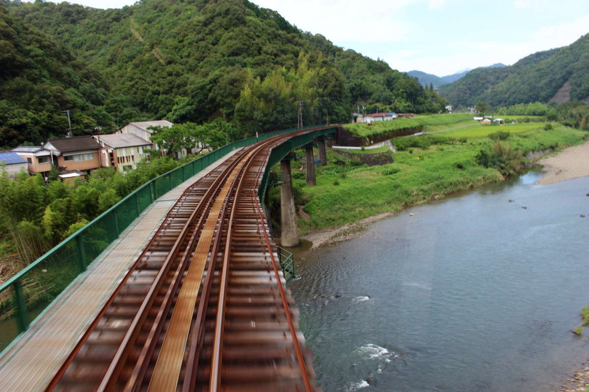 広見川と四万十川の合流地点の近くを渡ります