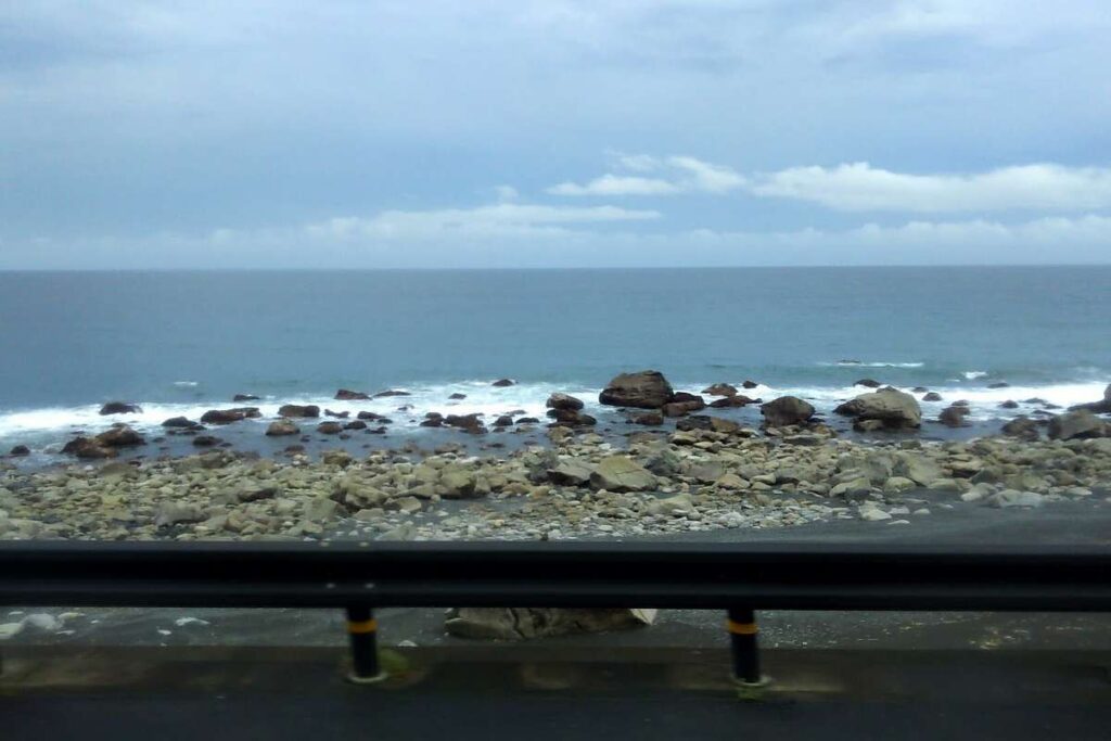 太平洋岸に沿う国道55号線を走る高知東部交通バスの車窓
