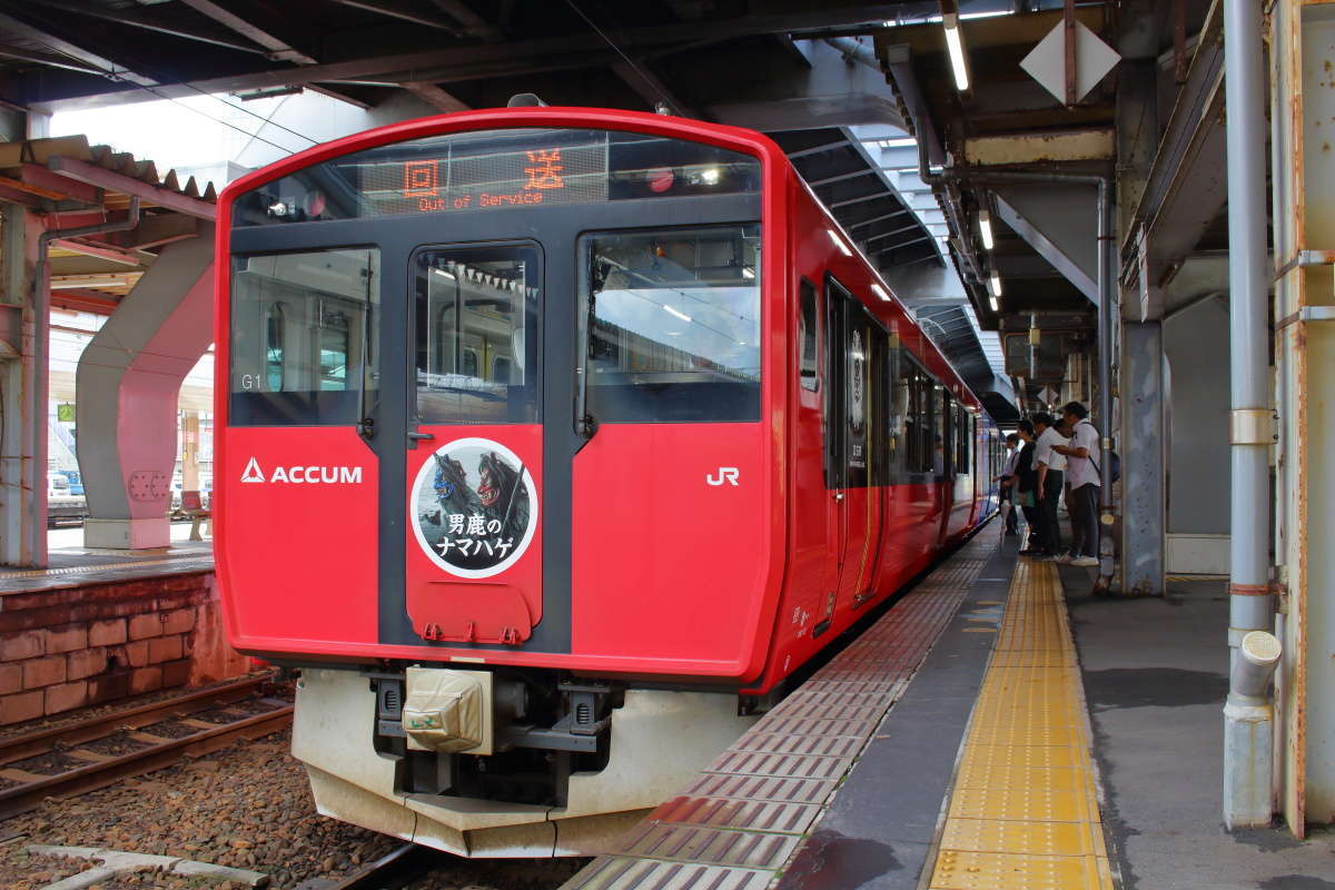 秋田駅に入線してきた男鹿線のEV-E801系電車