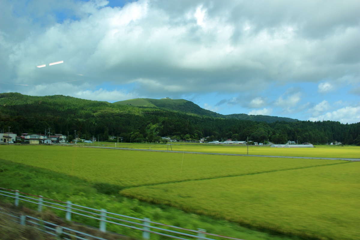 脇本駅付近からは寒風山を見ることができます