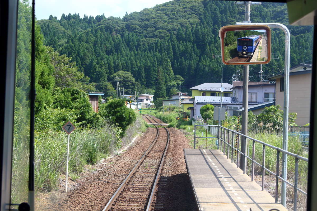 羽立駅まで来ると山の中から抜けて平地へ