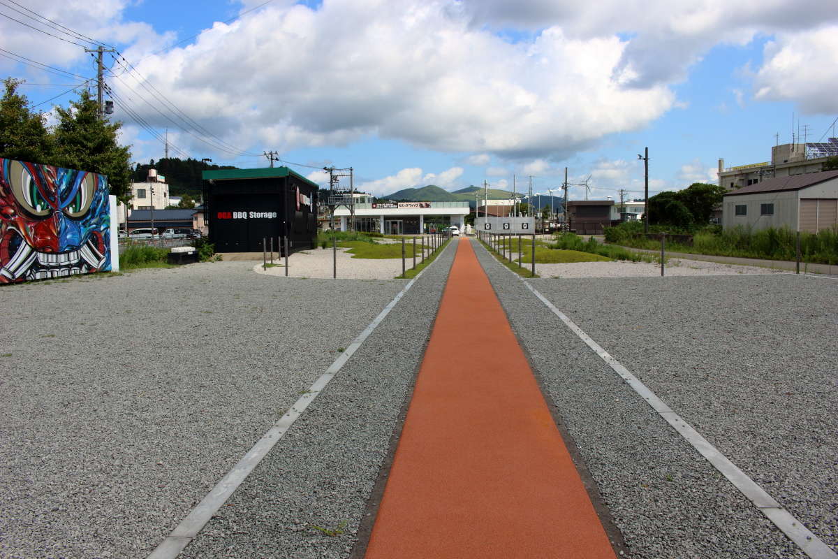 駅前の広場には長い歩道が