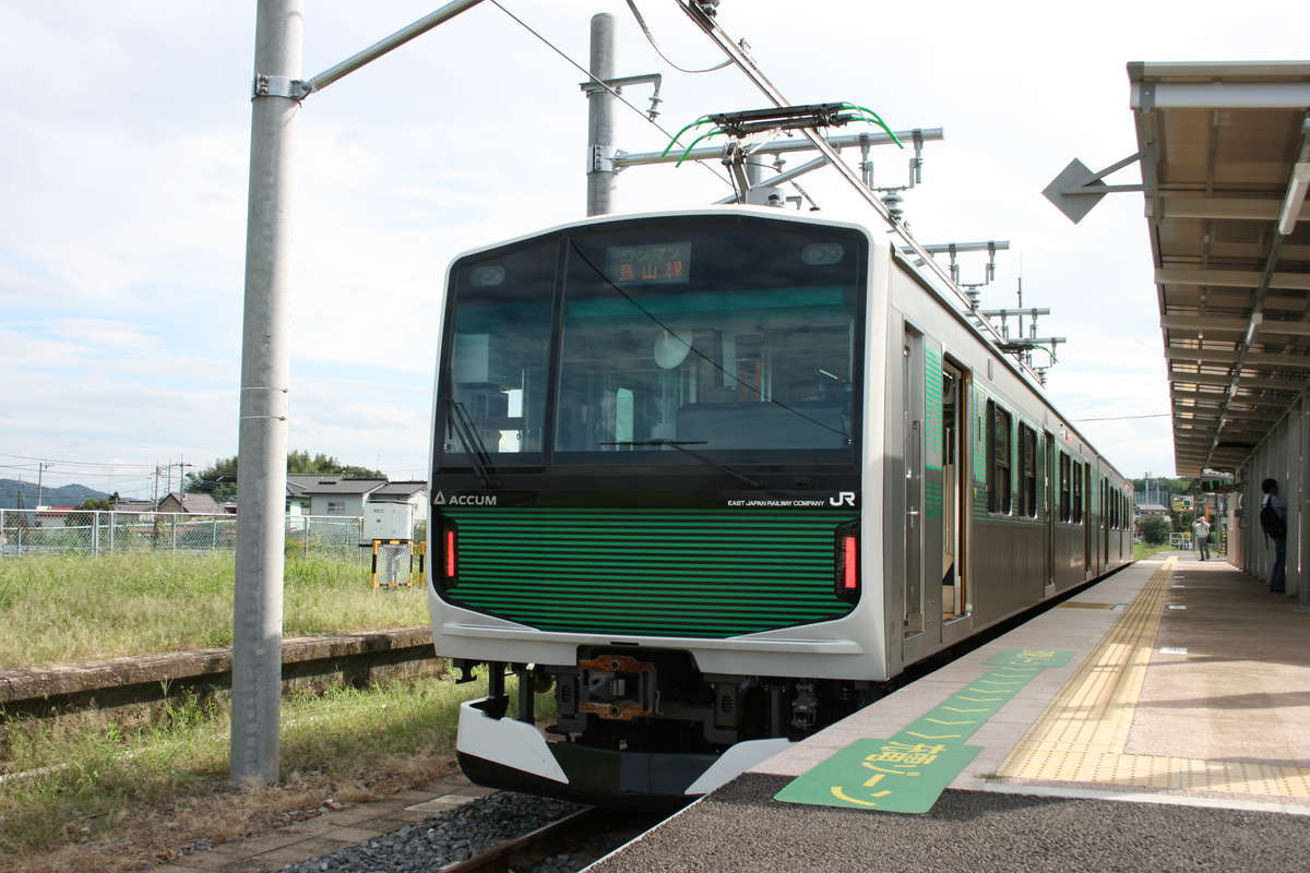 烏山駅で充電中のEV-E301系電車