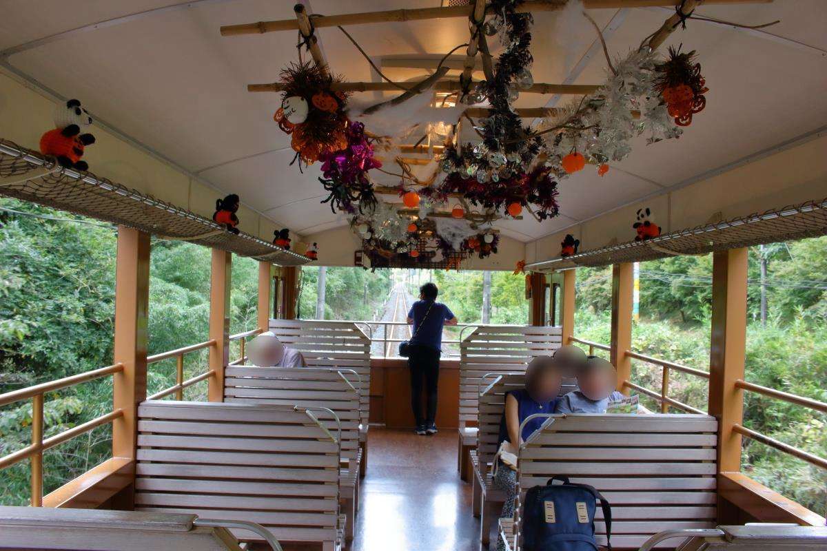 とうげのゆ駅側の客車はオープンなトロッコ型車両 展望スペースも！