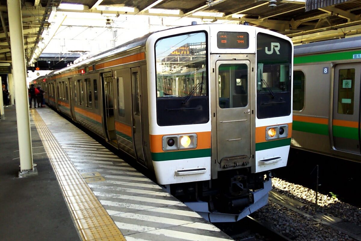 高崎駅で発車を待つ吾妻線の普通列車