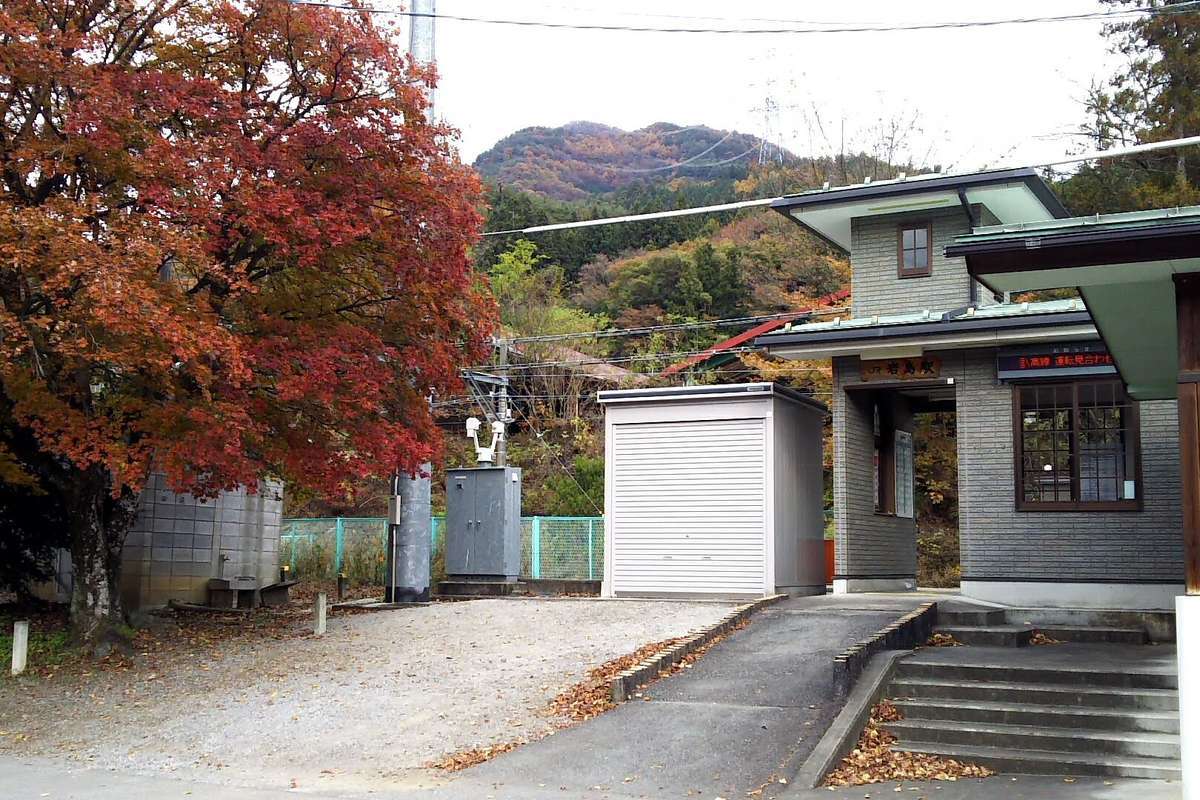 小さな無人駅、岩島駅に到着