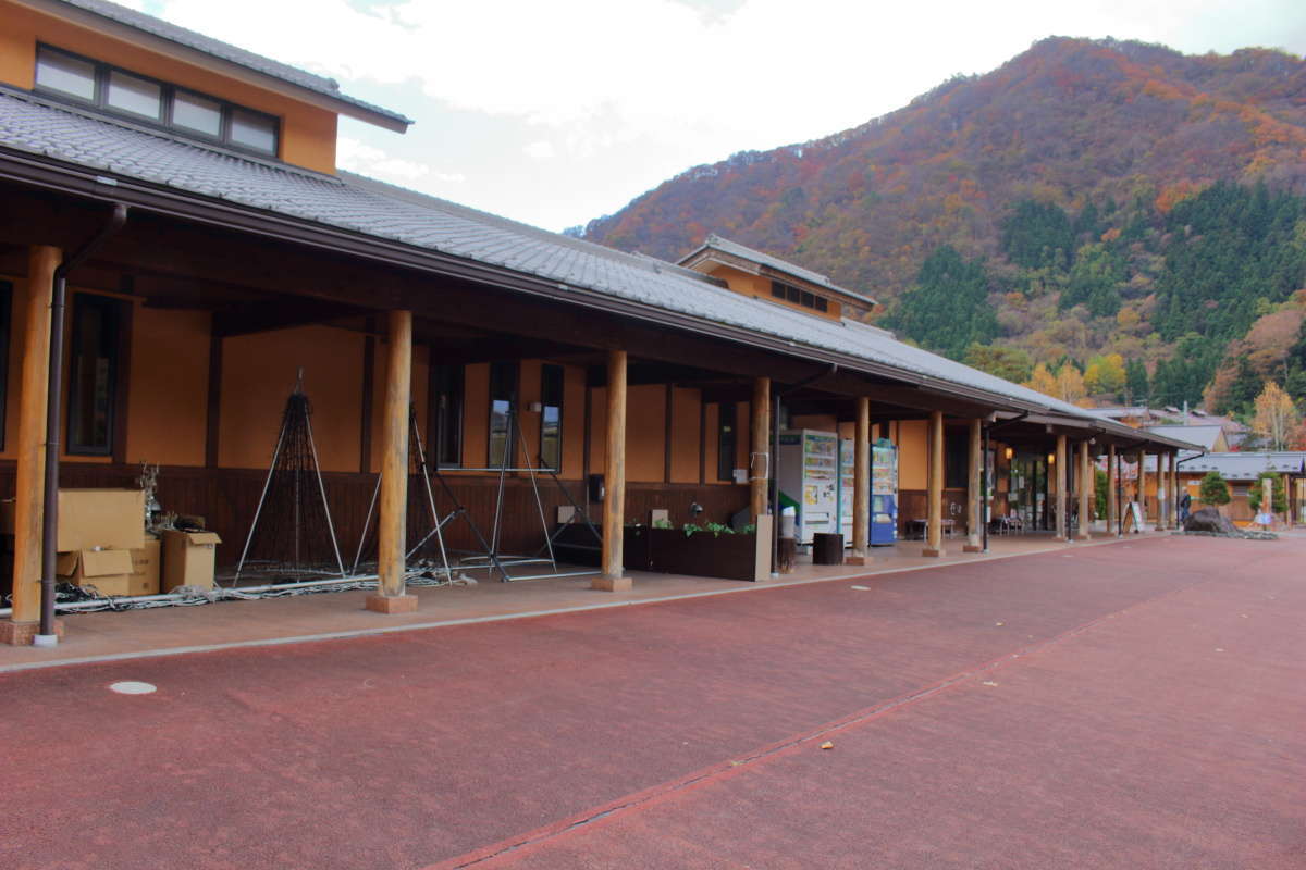 「道の駅 あがつま峡」には農産物直売所、日帰り温泉、食堂などが揃っています