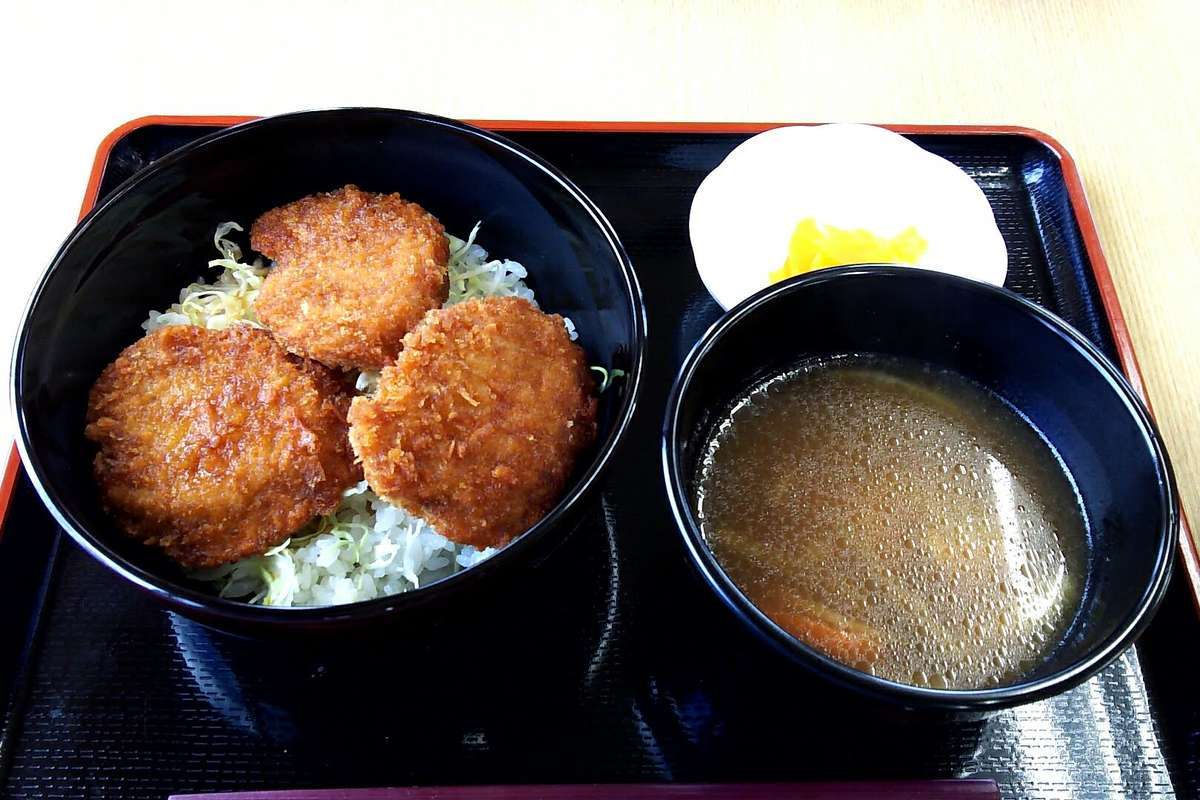 上州ソースカツ丼、味噌汁がけんちん汁なのがGood！