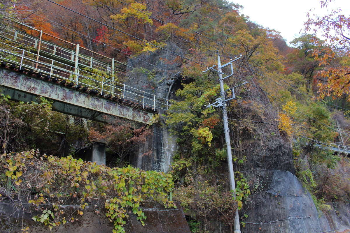 道路沿いからも旧樽沢トンネルを見ることができます