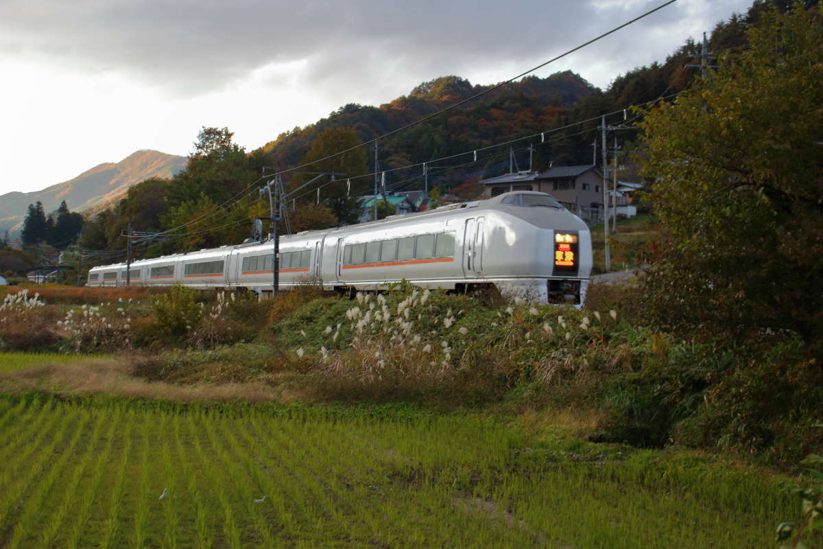 岩島駅への途中、特急草津4号が通過していきました