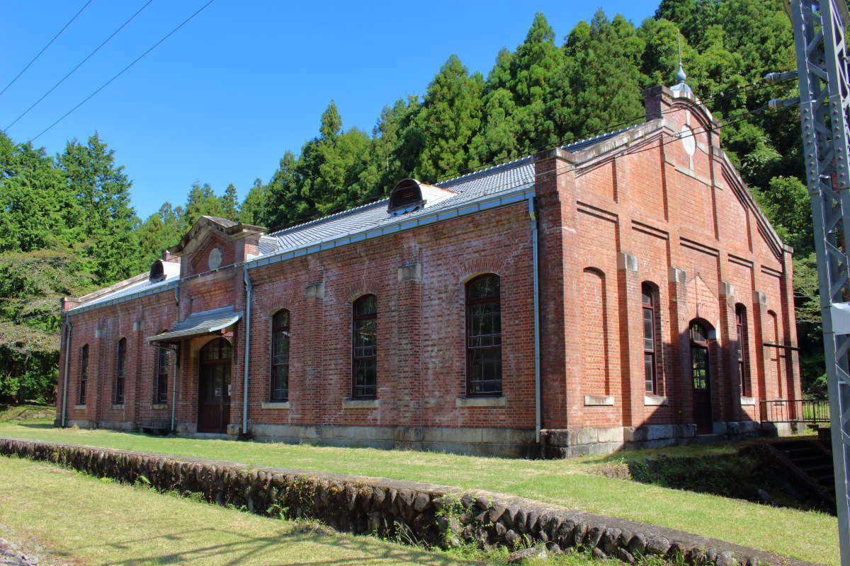 「まるやま駅」の駅前にあるレンガ造りの旧丸山変電所