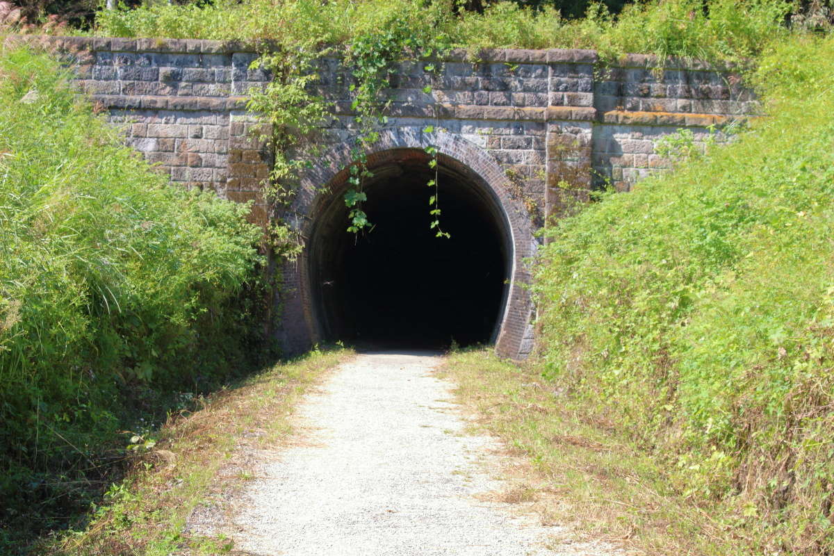 旧線跡には短いトンネルがたくさん！