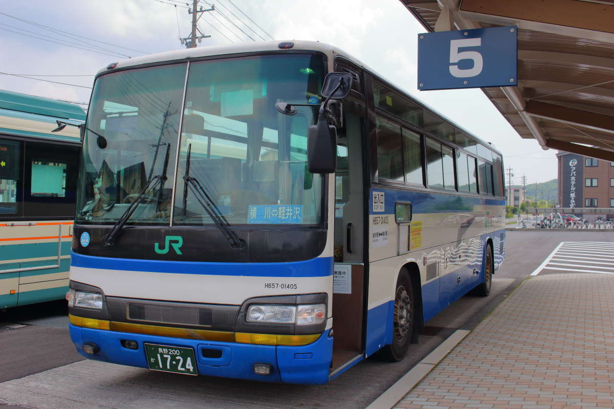 ジェイアールバス関東の横川～軽井沢線（写真は軽井沢駅）