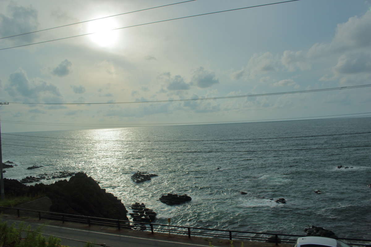 上り「海里」では日本海に沈む夕陽を眺めることができます