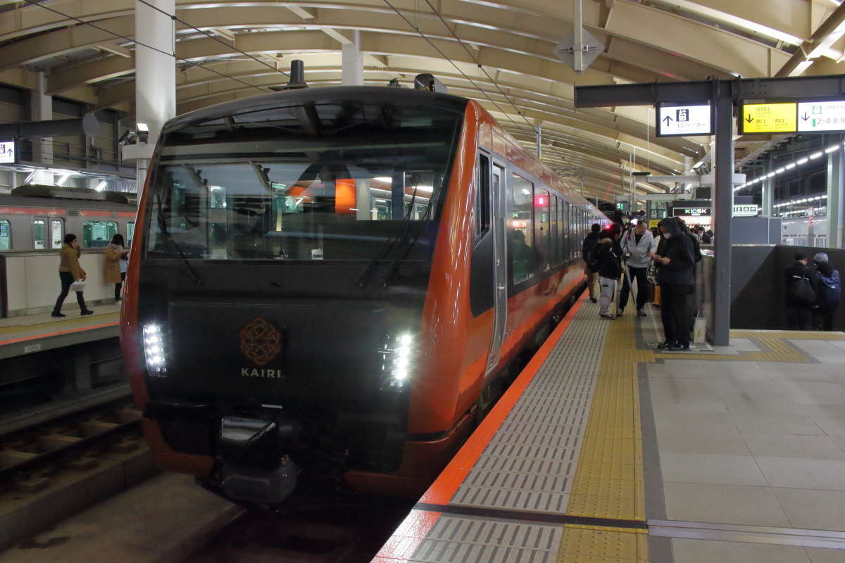 新潟駅5番ホームに到着した「海里」