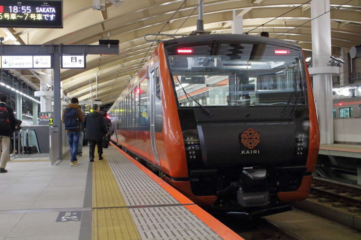 「海里」と記念撮影する人で混雑する新潟駅5番ホーム