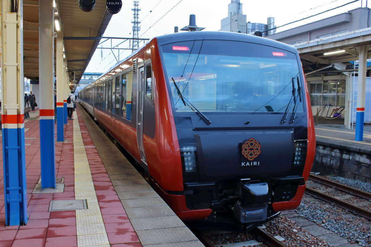 2019年10月にデビューした羽越本線の観光列車「海里」（2019年12月 酒田駅）