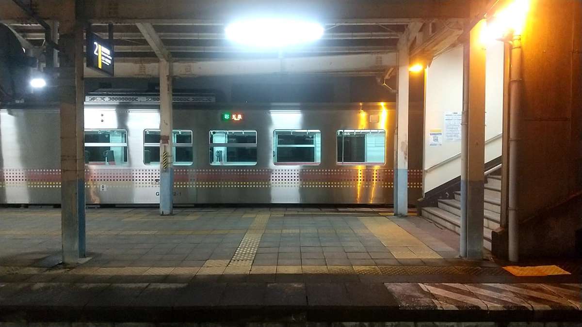 五泉駅には新しい気動車「GV-E400系」が停車していました