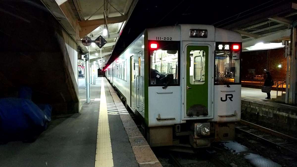 小雪の舞う喜多方駅で5分停車