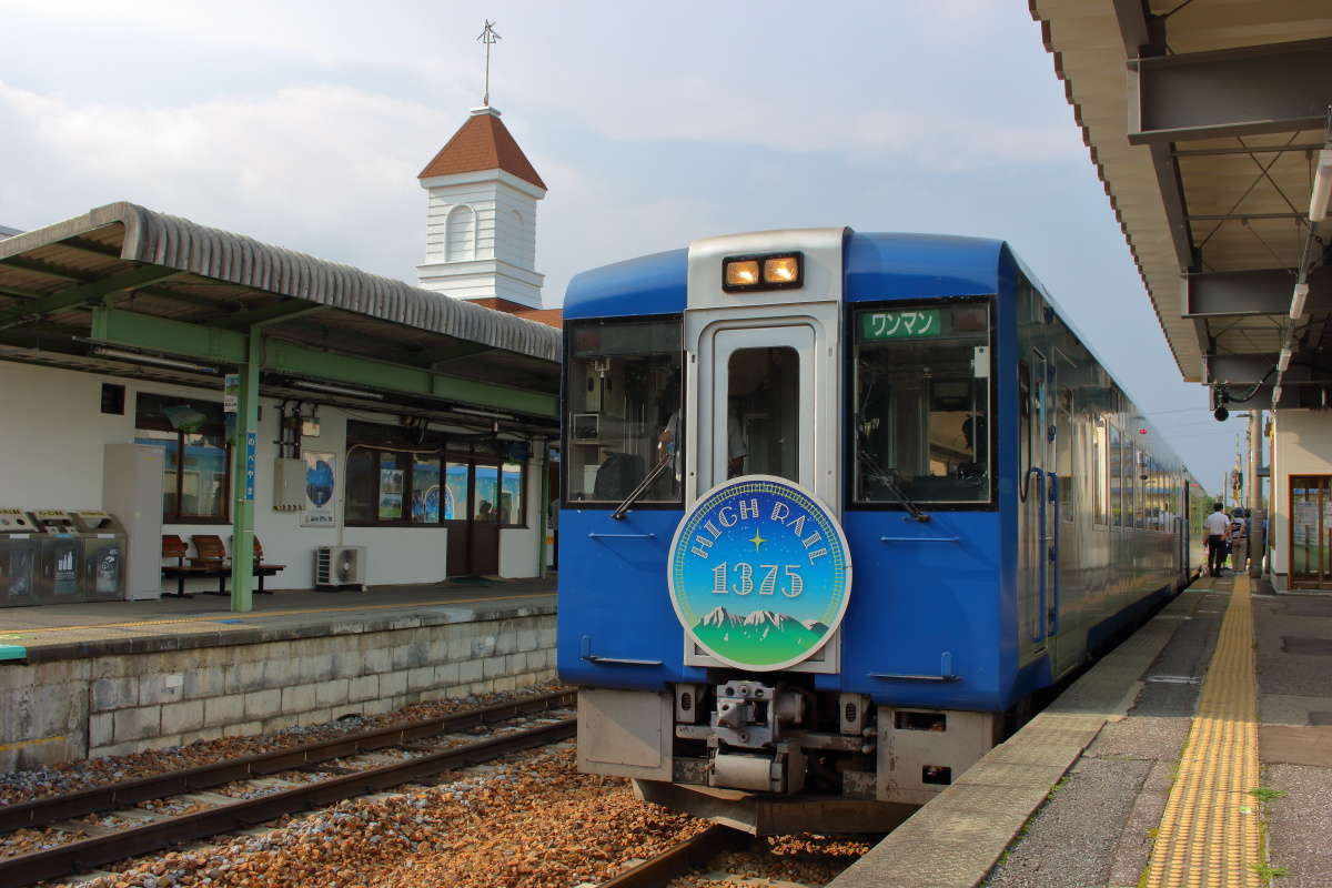 野辺山駅に停車中の「HIGH RAIL 2号」（2019年8月）