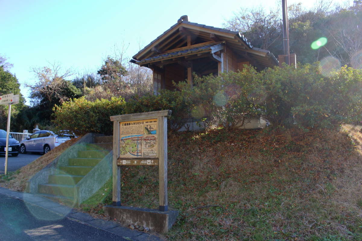 墓地の手前にあるトイレと駐車場