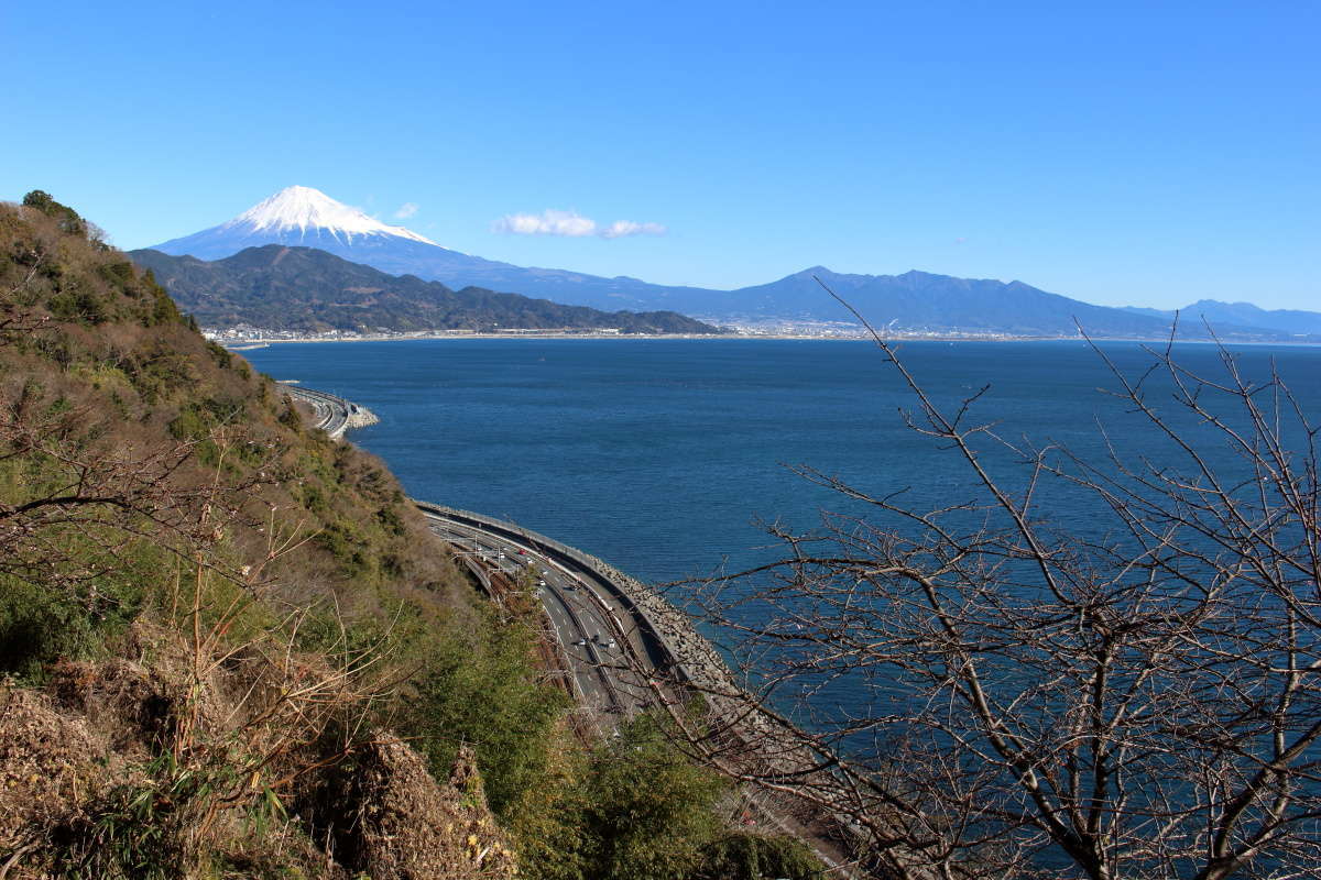 薩埵峠からの富士山と愛鷹山の眺め