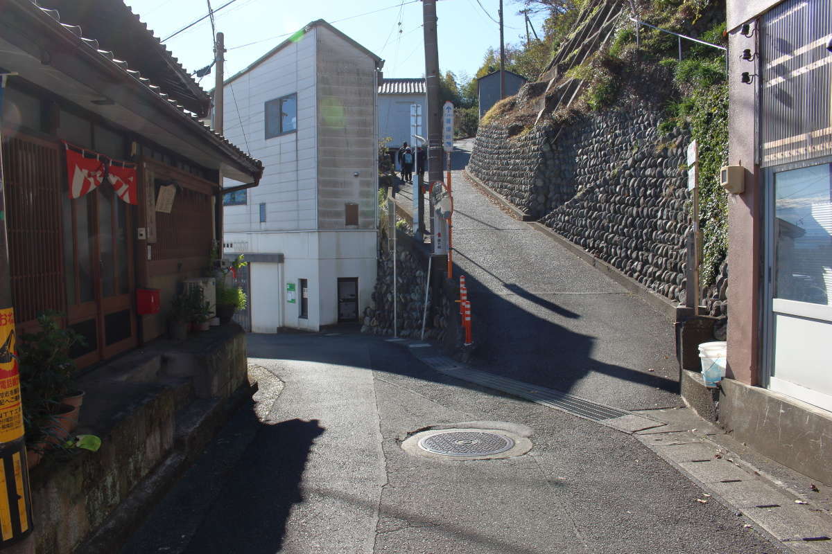 由比駅側の薩埵峠への分岐点にある「一里塚跡」