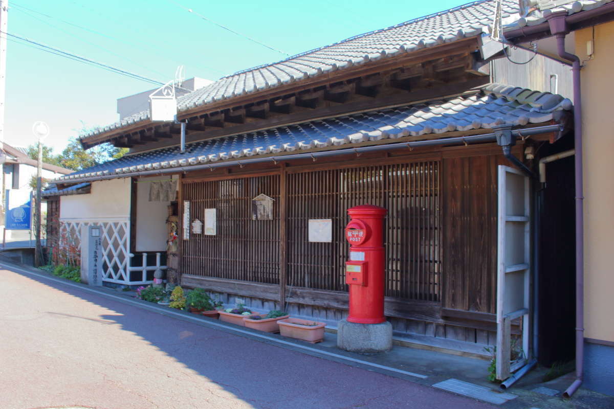 江戸から昭和の時代の照明が展示されている「あかりの博物館」