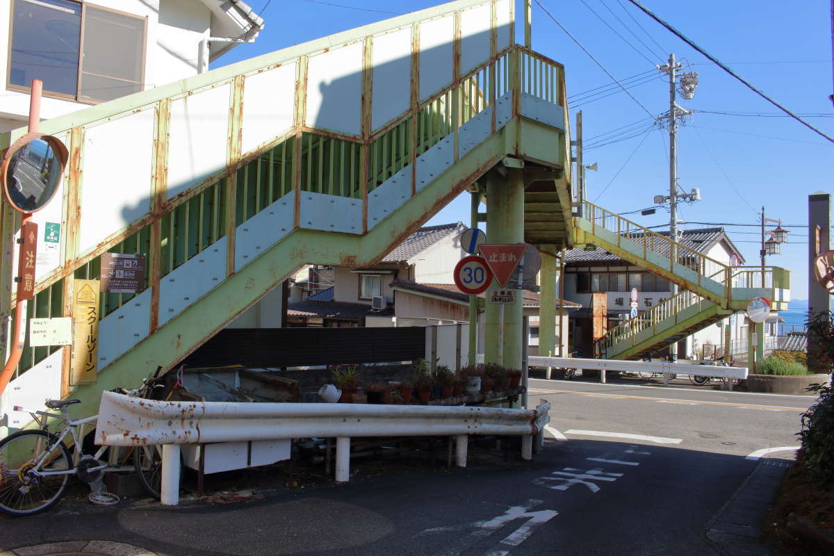 歩道橋を超えて奥の道を左へ