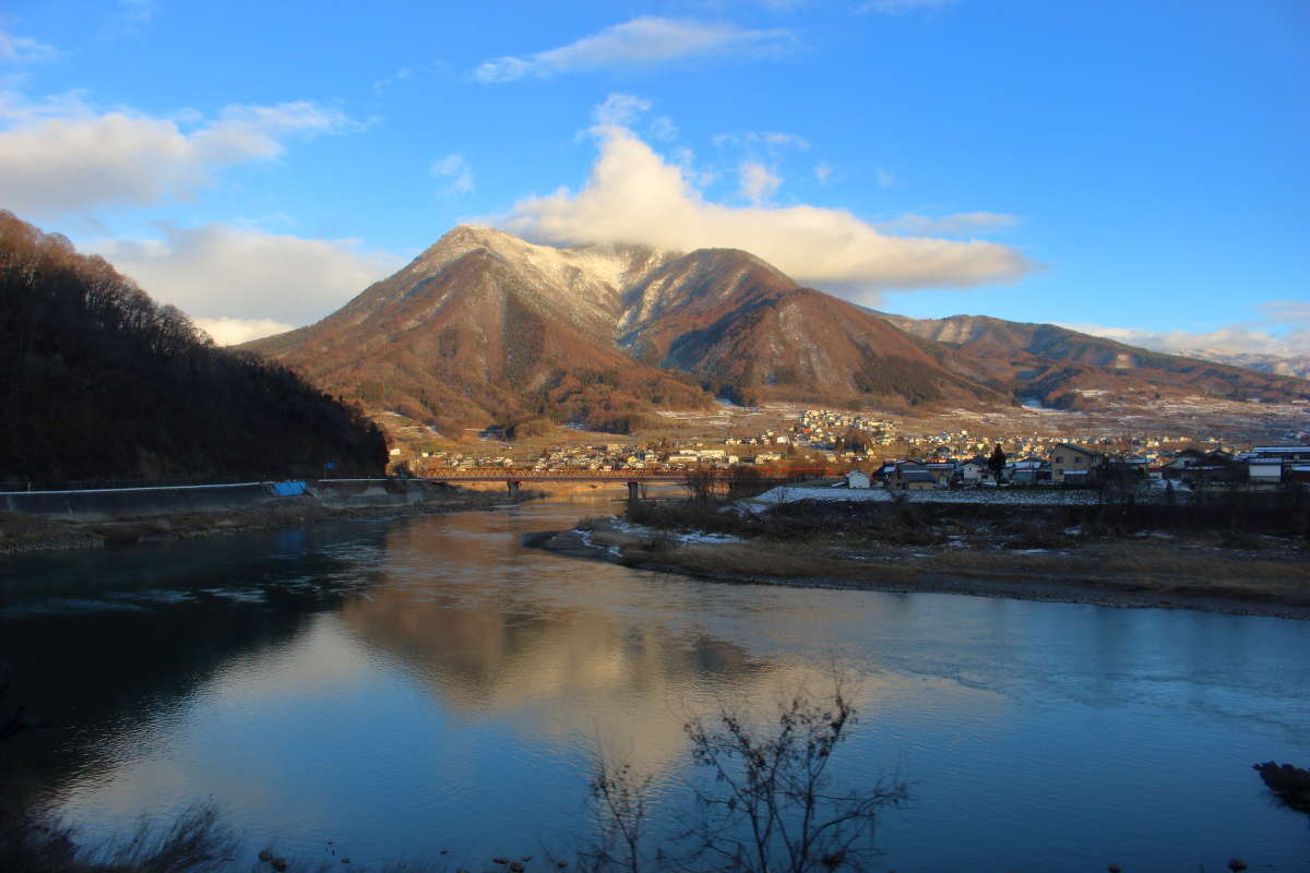 飯山駅を過ぎると蛇行する千曲川が再び左側に見えるようになります