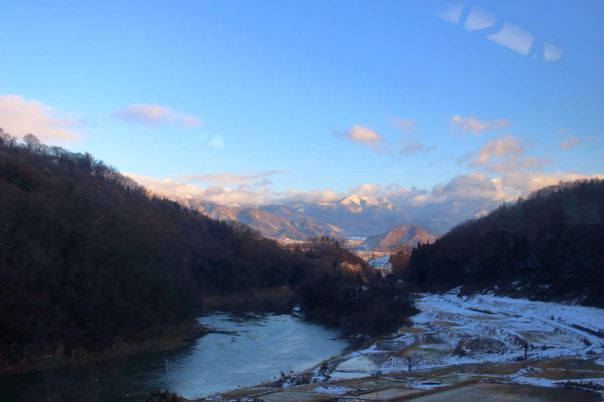 雪をたたえた三国山脈の山々