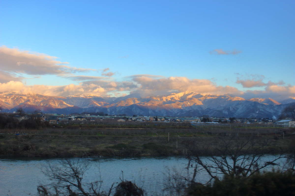 善光寺平を流れる千曲川、その向こうの山並み、長野県らしい風景です