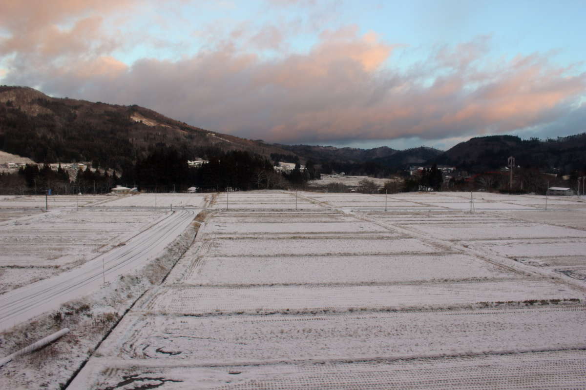 只見川沿いの里山の雪景色を進む