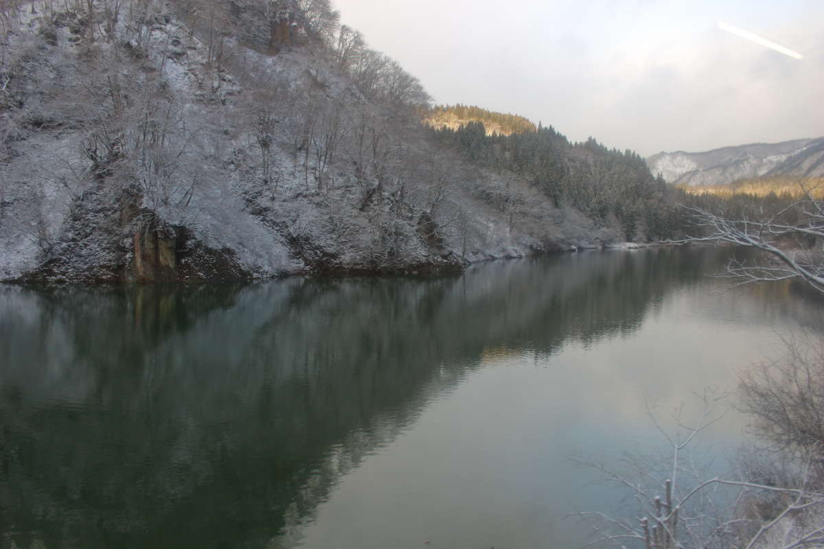 雪景色の只見川を眺めながらのローカル線の旅