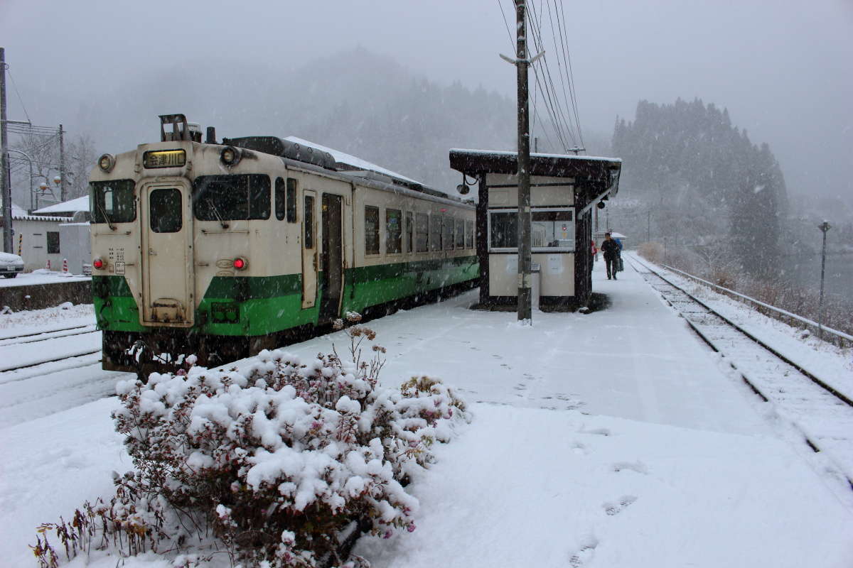 雪が降る会津川口駅に到着