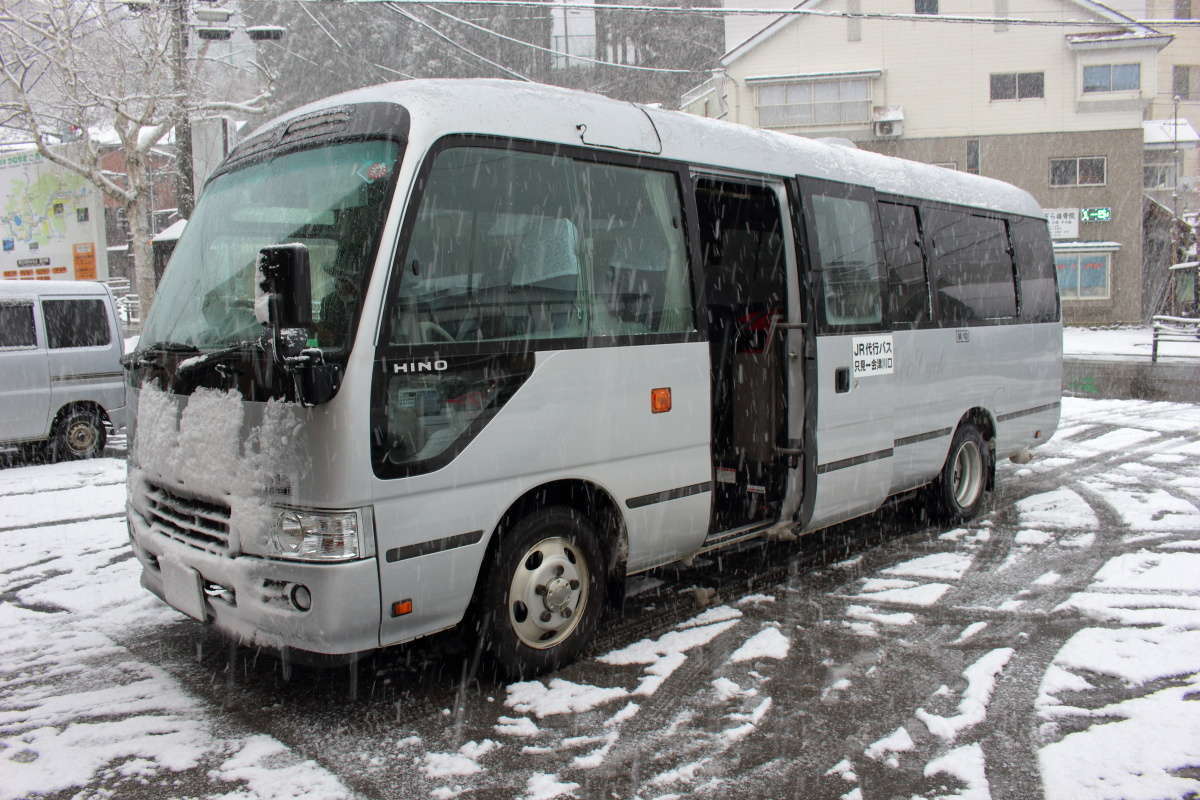 会津川口駅からはマイクロバスのような代行バスに乗車
