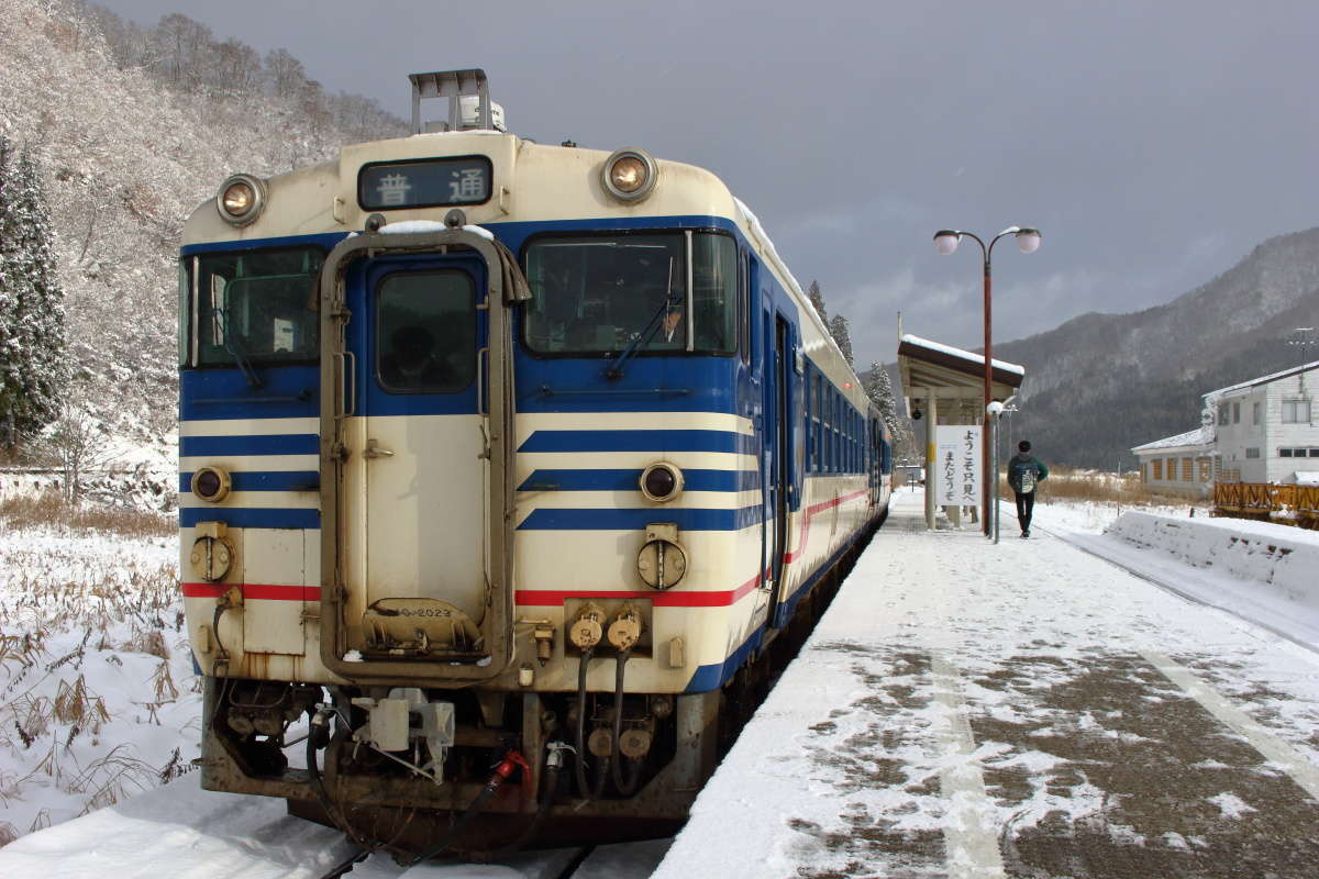 小出行きの列車はキハ40形2両編成