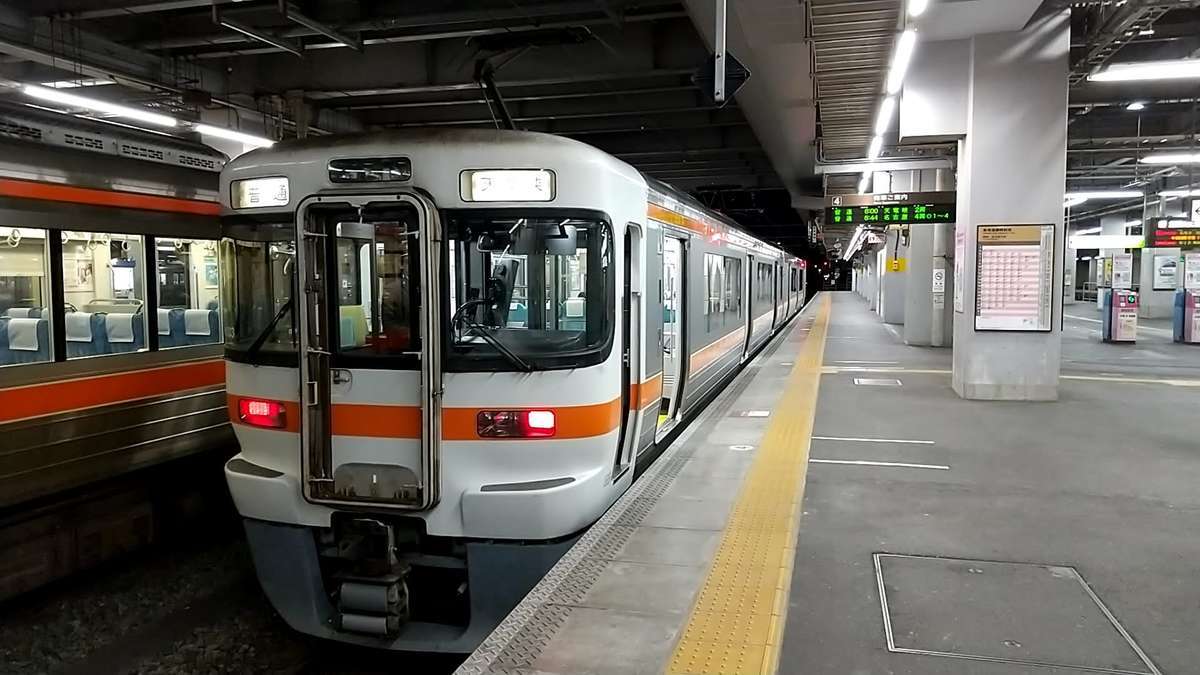 豊橋駅で発車を待つ飯田線の列車