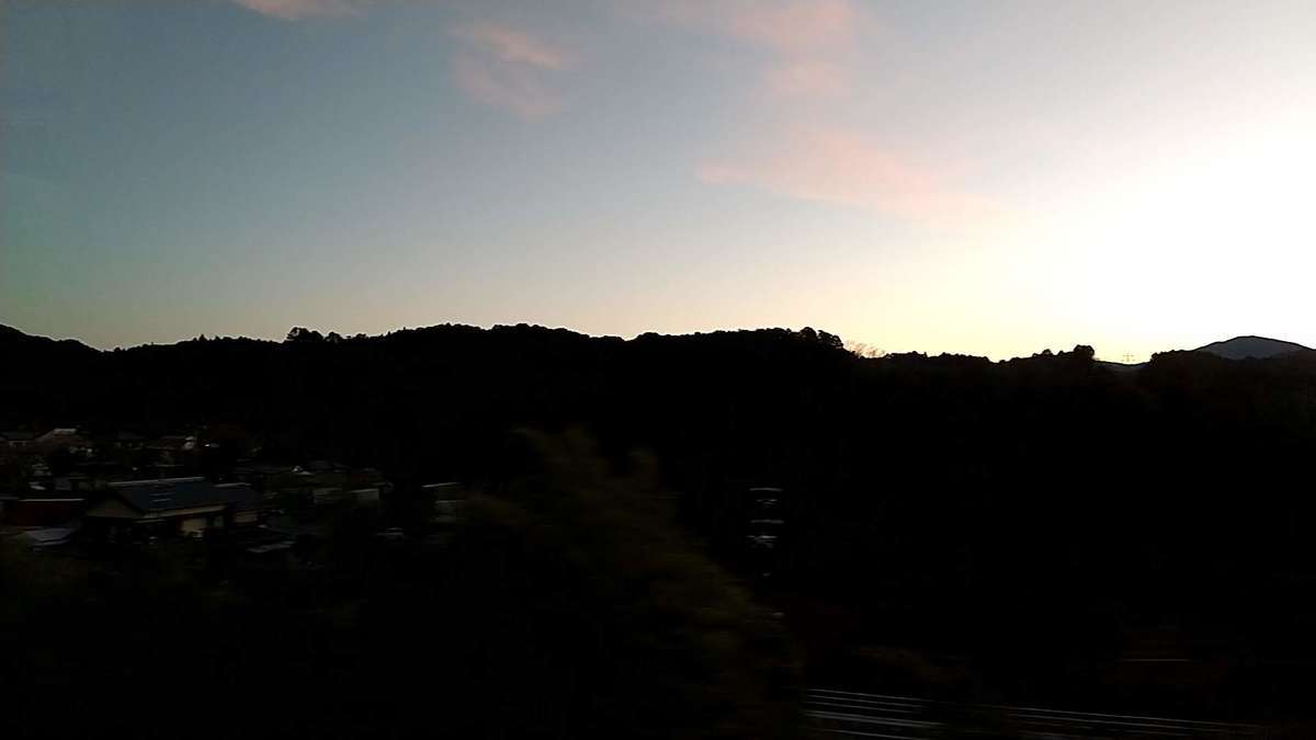 豊橋から1時間、本長篠駅に到着するころに夜が明けました