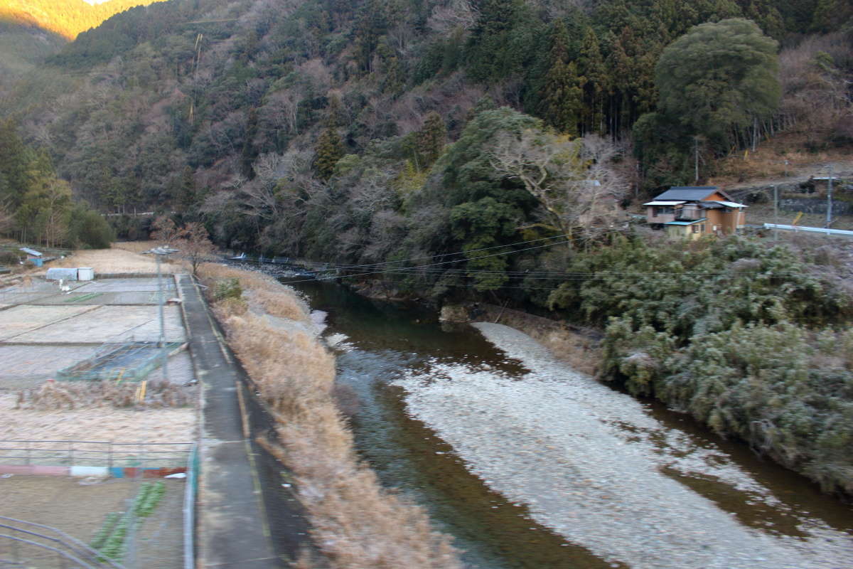 天竜川の支流「相川」を渡ると次第に山深い景色に