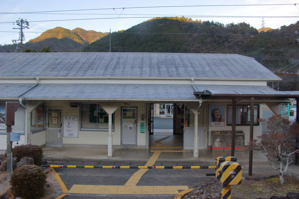 飯田線の主要駅の一つ、中部天竜駅で高校生が下車