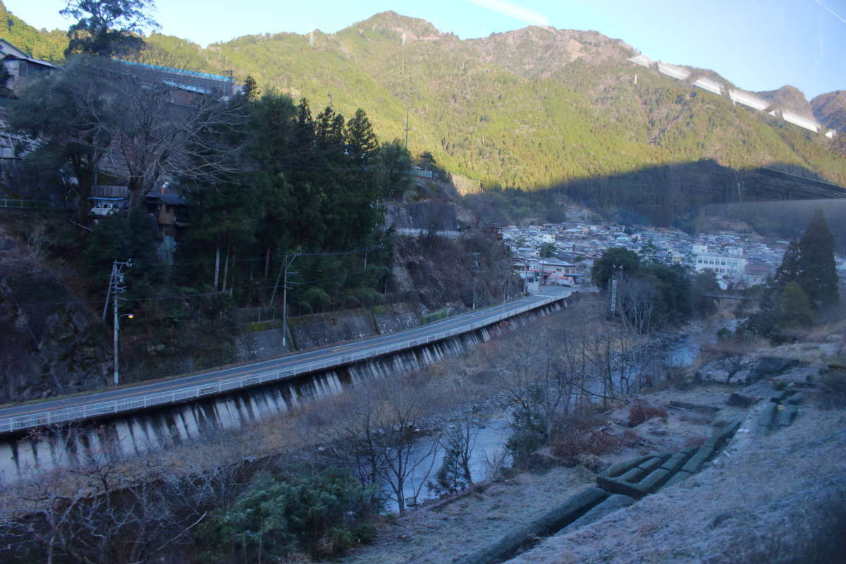 川と山の間の狭い土地に町がある水窪駅