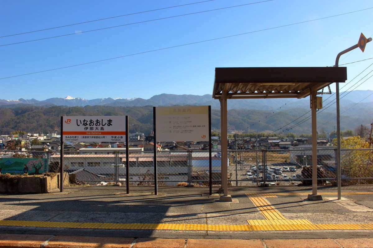 伊那大島駅で行き違いのために停車、盆地の向こうに南アルプスが！