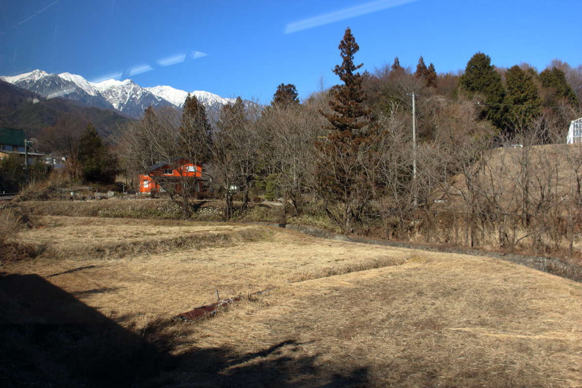 北上しているのに西側にある木曽山脈が右側の車窓にみえるところもあります