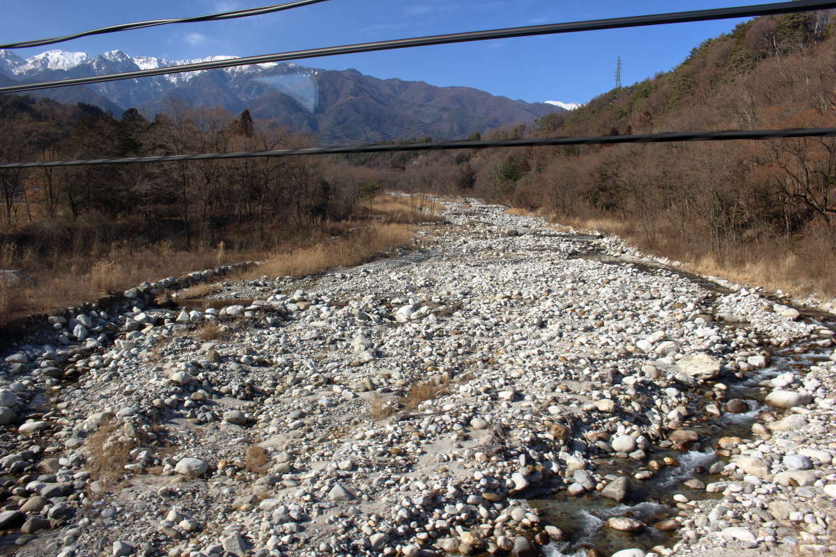 田切地形の象徴的な川、中田切川を渡ります