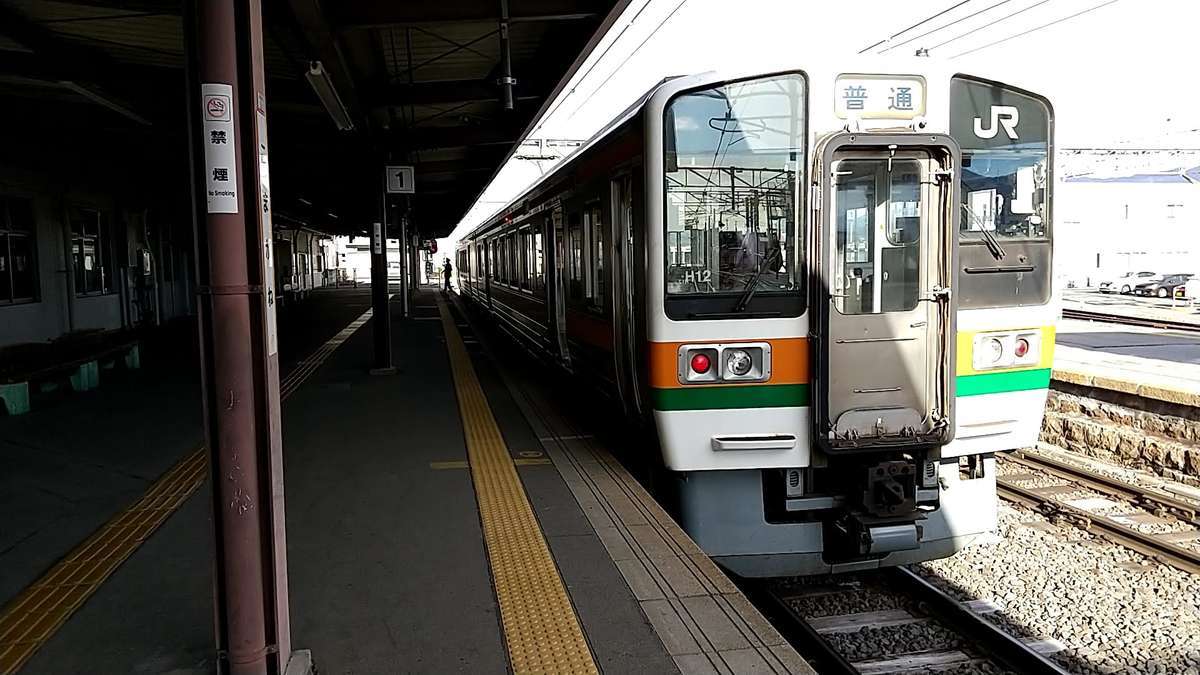駒ヶ根駅始発の岡谷行きは211系2両編成